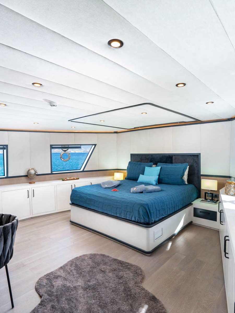 A master cabin dressed in ocean blues